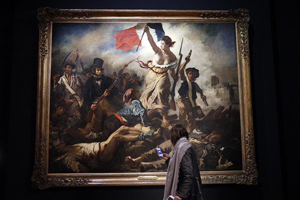 프랑스 파리의 루브르 박물관에서 관람객이 들라크루아의 ‘민중을 이끄는 자유의 여신’을 감상하고 있다. (사진=저작권자(c) AP/연합뉴스, 무단 전재-재배포 금지)