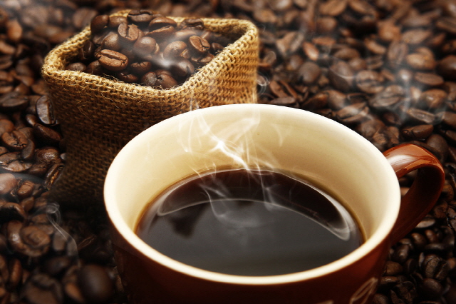 커피를 한 잔만 마셔도 머리가 아프거나 가슴이 두근거리는 등의 증상이 나타나는 사람은 커피를 마시지 않는 게 좋다./사진=클립아트코리아