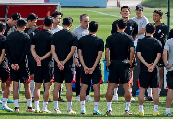 2022 카타르 월드컵 조별리그 3차전 포르투갈과의 경기를 앞둔 축구대표팀 파울루 벤투 감독이 1일 오전(현지시간) 카타르 도하 알에글라 훈련장에서 선수들에게 이야기하고 있다. 연합뉴스