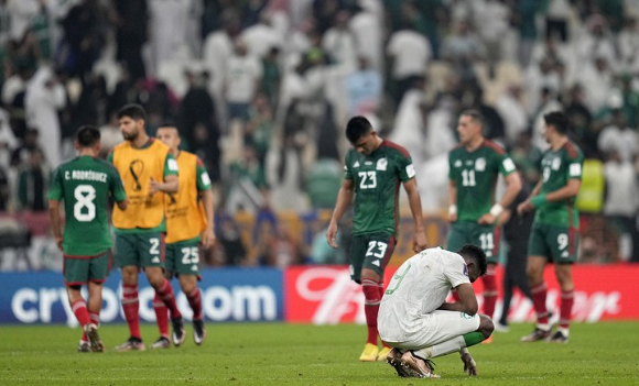 멕시코와 사우디아라비아 선수들이 1일(한국시간) 열린 2022 카타르월드컵 D조 조별리그 최종전을 마치고 모두 고개를 숙이고 있다. 멕시코는 사우디아라비아에 2-1로 이겼지만 두팀 모두 조별리그 탈락했다. [사진=뉴시스]