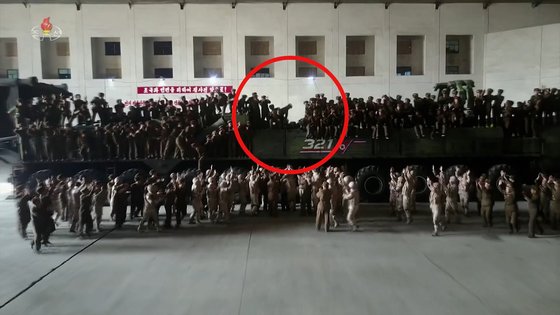 북한 조선중앙TV가 지난 19일 김정은 국무위원장이 '화성-17형' 시험발사를 현지지도했다며 보도한 영상에서 이동식발사차량(TEL) 위에 올라 환호하던 군인들이 추락하는 모습이 포착됐다. 연합뉴스