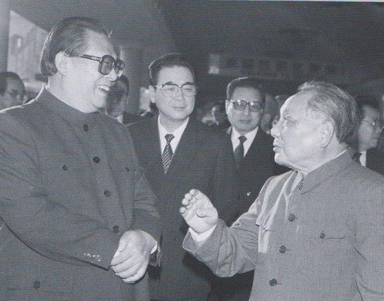 1989년 11월 덩샤오핑은 장쩌민, 리펑(왼쪽에서 두 번째), 차오스(왼쪽에서 세 번째)와 회담했다. 사진=『장쩌민전』(상하이역문출판사)