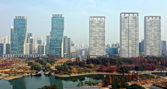 이번 주 인천 연수구 아파트값이 전주보다 1.11% 하락했다. 사진은 고층 아파트가 몰려 있는 인천 연수구 송도동. 연합뉴스