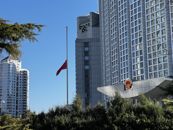 1일 오전 베이징 중국 외교부 청사에 장쩌민 전 주석의 사망을 추모하는 조기가 걸려있다. 신경진 특파원