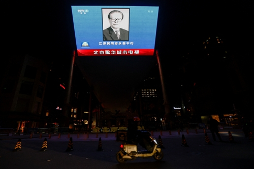 중국 베이징 시내에 있는 대형 스크린에 지난달 30일 장쩌민 전 국가주석의 사망 소식을 전하는 영상이 나오고 있다. 로이터연합뉴스