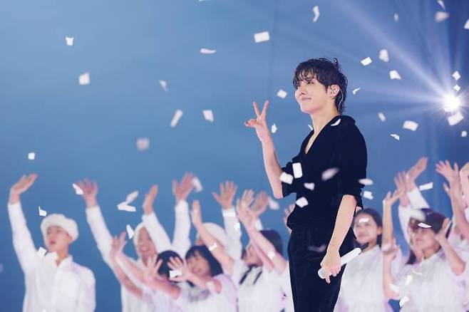 2022 마마 어워즈에서 솔로 공연을 펼친 그룹 방탄소년단 멤버 제이홉. CJ ENM