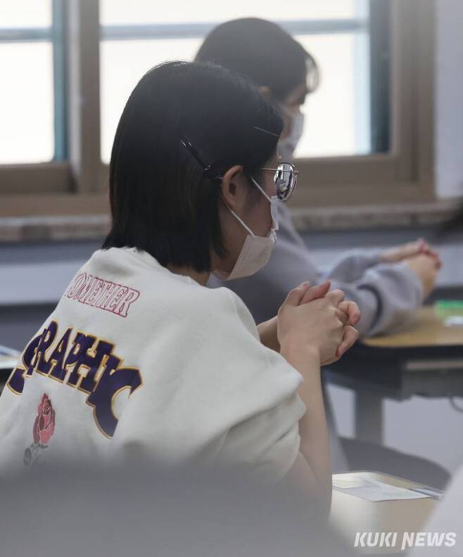 2023학년도 대학수학능력시험일인 17일 오전 서울 영등포구 여의도여자고등학교에서 수험생이 시험 시작을 기다리고 있다.   사진공동취재단