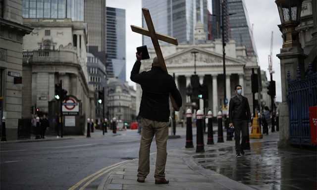 2020년 11월 19일 영국 런던에서 한 남성이 십자가와 성경을 들고 설교하고 있다. AP연합뉴스