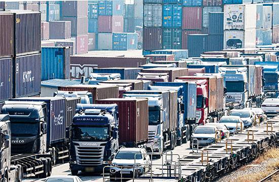 경기도 의왕시 내륙컨테이너기지(ICD)에서 화물차들이 오가고 있다. (연합뉴스)