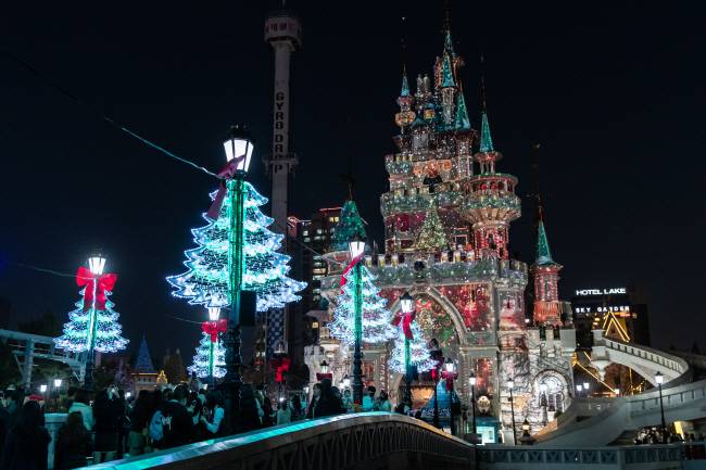 크리스마스 3D 매핑 영상으로 물든 매직캐슬.