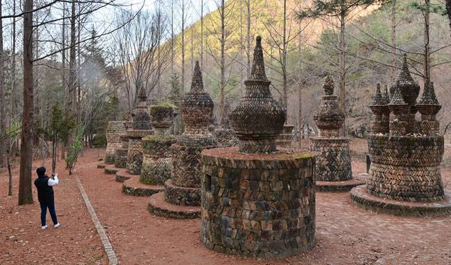 상소동 산림욕장의 돌탑. 정교하게 모양을 내서 쌓은 17개의 탑이 이국적이다.