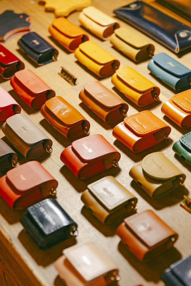 가죽으로 만든 제품을 전시 판매하고 있는 조바티커피