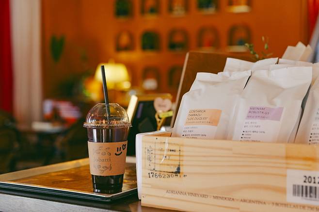 커피 등의 음료도 허투루 내지 않는다. 선별한 원두로 핸드 드립 커피도 맛볼 수 있다