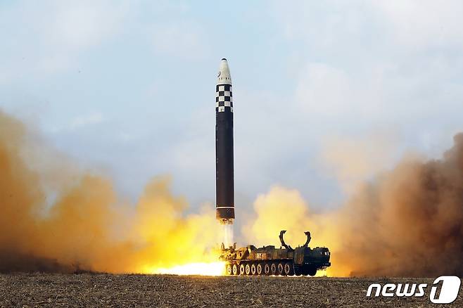 (평양 노동신문=뉴스1) = 북한이 지난 18일 신형 대륙간탄도미사일(ICBM) '화성포-17형'을 시험발사하는 모습. [국내에서만 사용가능. 재배포 금지. DB 금지. For Use Only in the Republic of Korea. Redistribution Prohibited] rodongphoto@news1.kr