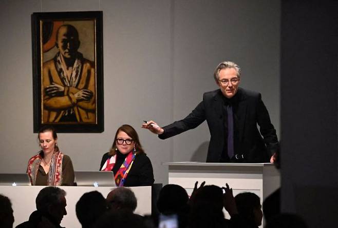 1일(현지시간) 독일 베를린 그리제바흐에서 막스 베크만의 작품 '자화상 겔프-로사'가 경매되고 있다. 이 작품은 2000만유로에 팔려 독일 경매 사상 최고가를 기록했다. 사진=AFP·연합뉴스