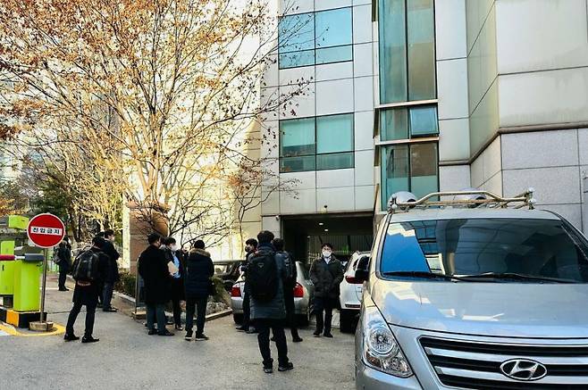 공정거래위원회 조사관들이 2일 오전 서울 강서구 등촌동 공공운수노조 건물 앞에서 화물연대의 부당한 공동행위 및 사업자단체 금지행위 위반 여부 등을 조사하기 위해 대기하고 있다. 공공운수노조 제공.