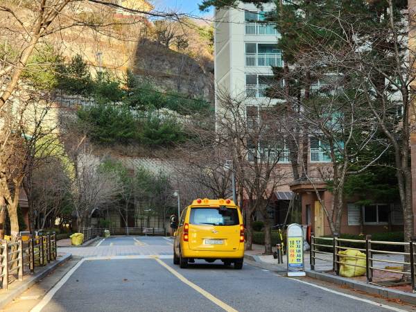 어린이를 이송하는 학원 버스는 더더욱 감속 운행해야 한다.