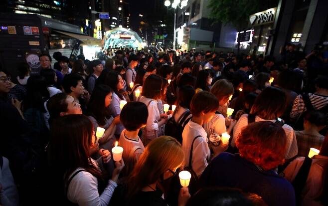 서울 강남역 사건 직후인 2016년 5월20일 살해된 희생자를 추모하는 촛불집회에 모인 여성들이 참가자의 말을 듣고 있다. 한겨레 자료