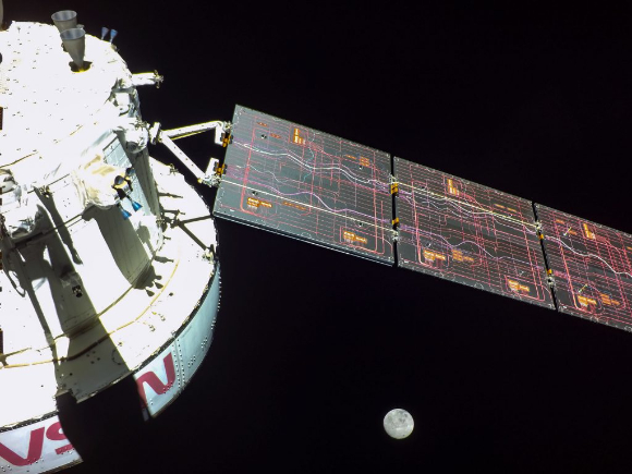 오리온 우주선이 비행 16일째인 1일 탑재돼 있는 카메라로 찍은 우주선과 달. [사진=NASA]