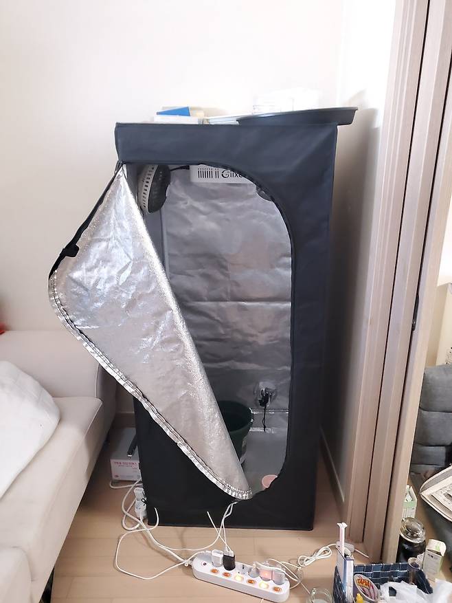 A씨 주거지에서 압수한 대마 재배 텐트와 장비. 사진 서울중앙지검