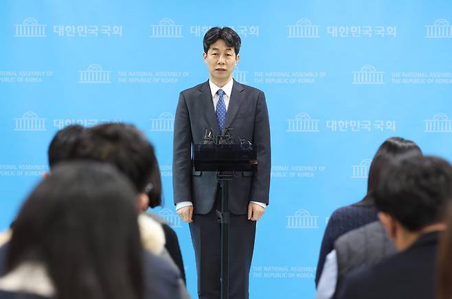 더불어민주당 윤건영 의원이 1일 오후 국회 소통관에서 문재인 전 대통령의 서해피격수사에 대한 공식입장문을 발표한 뒤 취재진의 질문에 답하고 있다 / 사진 = 연합뉴스