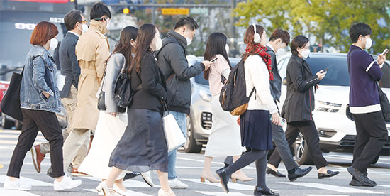 정부가 근로 시간 개편안을 내놓으면서 논란이 뜨겁다. 사진은 서울 광화문 사거리에서 시민들이 출근하는 모습. (연합뉴스)