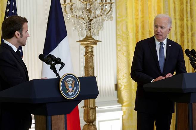 조 바이든 미국 대통령(오른쪽)과 에마뉘엘 마크롱 프랑스 대통령이 1일(현지시간) 백악관에서 기자회견을 진행하고 있다./로이터=뉴스1