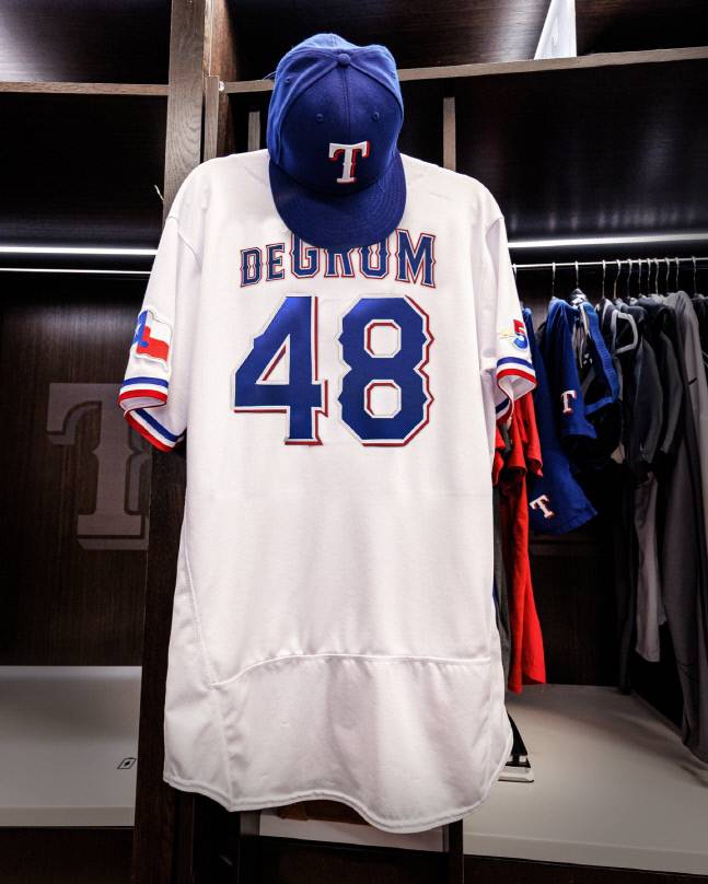 텍사스와 5년 1억8500만 달러 계약을 맺은 디그롬의 새 유니폼. 캡처 | 텍사스 레인저스 SNS