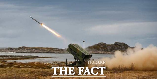 미국이 북대서양조약기구(NATO) 회원국과 중동 동맹국들에게 우크라이나에 중단거리 지대공 미사일 방어체계 나삼스(NASAMS)를 공급하도록 중개하고 있다는 보도가 나왔다. 사진은 발사대에서 화염을 뿜으면서 날아가는 나삼스 요격 미사일./노르웨이 콩스버그