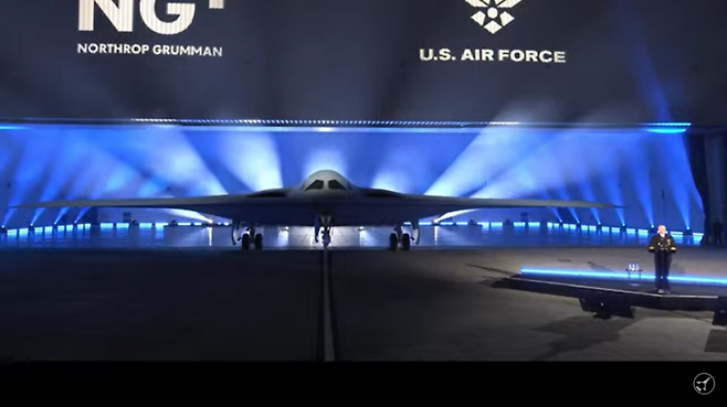 미 공군과 노스롭 그루먼사가 2일 오후 8시(현지시간) 공개한 차세대 디지털 폭격기 'B-21 레이더'. 사진 출처=미 에드워즈 공군기지 유튜브 영상 캡처.