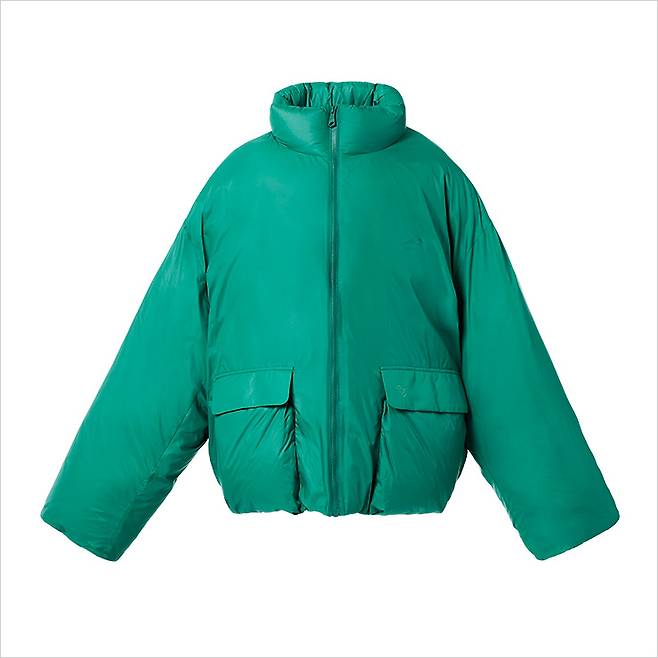 커다란 포켓 디테일을 더한 오버사이즈 패딩 재킷은 55만9천원, Ader Error.