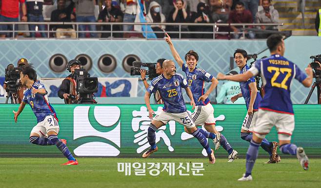 스페인전에서 득점한 뒤 그라운드를 달리며 기뻐하고 있는 일본 선수들 <박형기 기자>