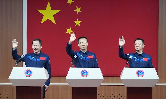 왼쪽부터 중국 우주인 장루, 덩칭밍, 페이쥔룽이 지난 11월 28일(현지시간) 주취안 위성발사센터에서 유인우주선 선저우-15 발사를 하루 앞두고 기자회견하고 있다. 신화뉴시스