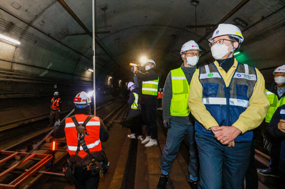 올해 2월, 조경식 당시 제2차관(오른쪽)이 터널 내 설치된 5G 28㎓ 장비의 설명을 듣고 있다. 사진=과기정통부