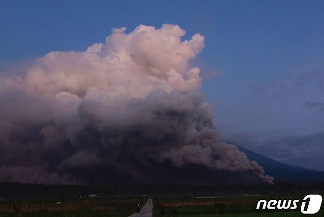 인도네시아 동자바섬 소재 세메루 화산이 분화를 시작했다. 2022.12.04 ⓒ AFP=뉴스1