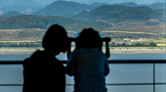 인천시 강화군 평화전망대를 찾은 시민들이 북한 황해도 개풍군 일대를 망원경으로 바라보고 있다.<연합뉴스>