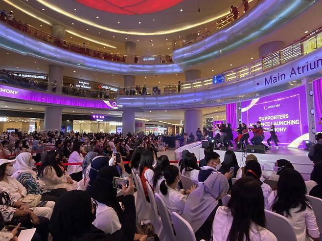3일(현지시간) 인도네시아 자카르타 롯데쇼핑에비뉴에서 열린 코리아 360 개관식에서 코리아 360 서포터즈가 K-팝 댄스 공연을 하고 있다.