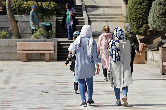 이란 테헤란에서 지난 9월 말 두 여성이 히잡을 쓰고 걸어가고 있다. 테헤란/AFP 연합뉴스