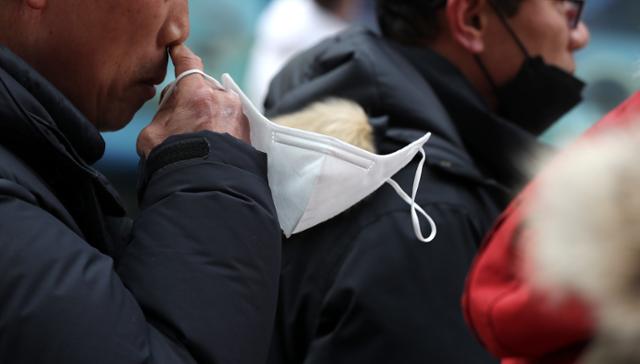 4일 오후 서울 중구 명동거리에서 한 시민이 마스크를 손에 들고 있다. 대전시가 정부 방역에 반기를 들며 실내 마스크 의무 해제 논의에 속도가 붙을 전망이다. 뉴시스