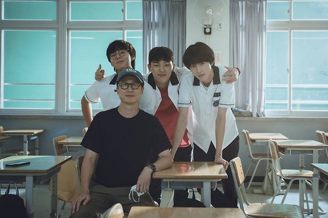 <약한 영웅 클래스 1> 주인공들. 왼쪽 아래부터 시계방향으로 유수민 감독, 연시은을 연기한 박지훈 배우, 안수호를 연기한 최현욱 배우, 오범석을 연기한 홍경 배우. 웨이브 제공.