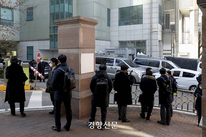 지난 2일 서울 강서구 화물연대 건물 앞에서 공정위 관계자들이 노조원들과 대치하고 있다. 문재원 기자