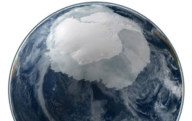 2005년 9월 인공위성에 남극 대륙과 해빙의 모습이 촬영됐다. 남극 대륙은 짙은 흰색, 바다 위의 해빙은 옅은 흰색으로 보인다.