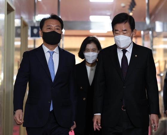 National Assembly Speaker Kim Jin-pyo, right, enters his office at the National Assembly on Friday. [YONHAP]