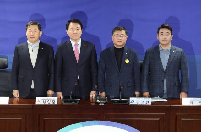 여야 '2+2 예산협의체'가 4일 오후 국회 의원회관에서 예산안 협의에 앞서 기념촬영을 하고 있다. (왼쪽부터) 국민의힘 이철규 예결위 간사·성일종 정책위의장, 더불어민주당 김성환 정책위의장·박정 예결위 간사. 연합뉴스