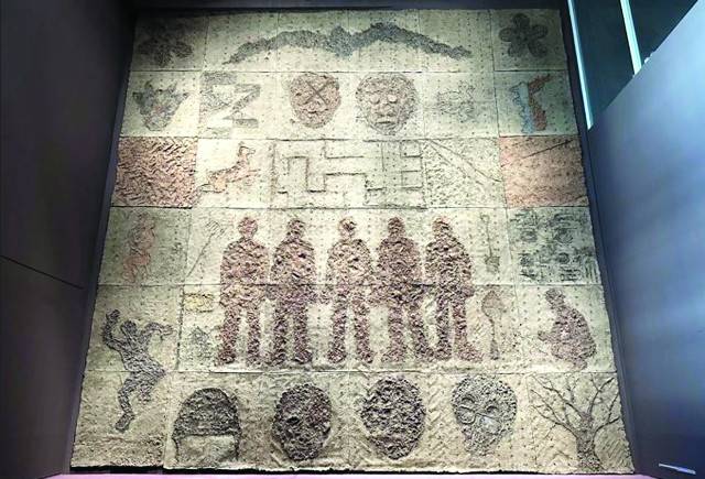 임옥상 작가가 국립현대미술관 서울관에서 하는 개인전 ‘여기, 일어서는 땅’에 나온 메인 설치 작품. 경기도 파주 장단평야 논에 그린 그림을 논바닥 째 떠서 미술관 벽에 붙인 것이다. 국립현대미술관 제공