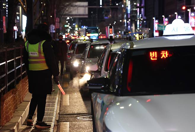 1일 강남역 인근에서 서울시 직원과 택시 업계 관계자들이 시민들의 택시 탑승을 돕고 있다. [연합뉴스]