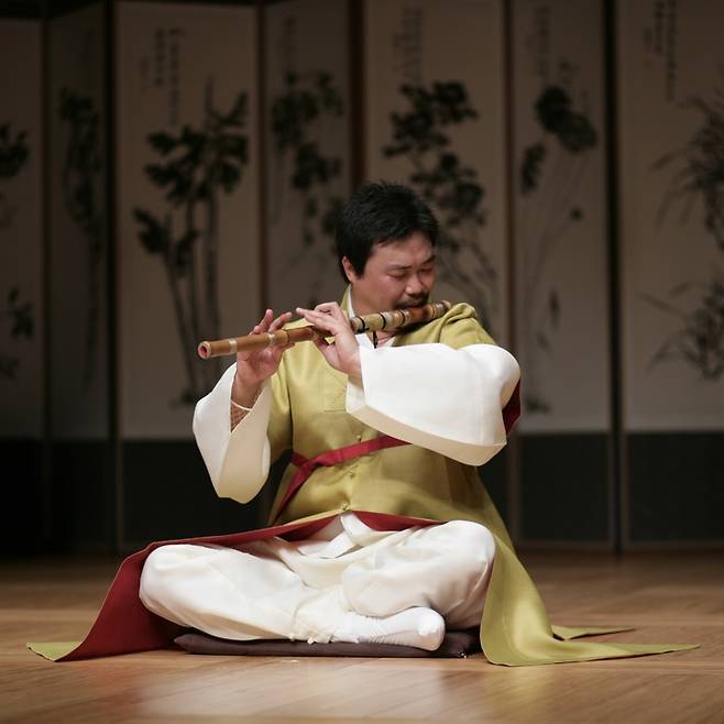 대금연주자 이영섭. (사진=풀문컴퍼니) photo@newsis.com *재판매 및 DB 금지