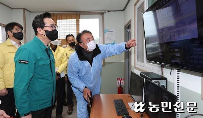 정황근 농림축산식품부 장관이 4일 찾은 충남 홍성군 거점소독시설에서 방역 실태를 살펴보고 있다.