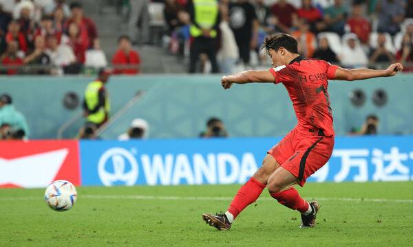 2일(현지시간) 카타르 알라이얀 에듀케이션 시티 스타디움에서 열린 2022 카타르 월드컵 H조 최종 3차전 대한민국과 포르투갈의 경기, 후반전 한국 황희찬이 손흥민의 속공을 패스받아 골로 연결시키고 있다. 알라이얀(카타르)=뉴시스