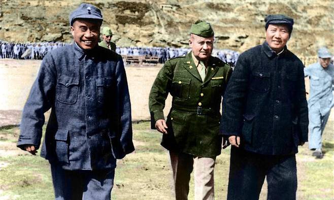 1944년 중국 옌안을 방문한 미군 딕시대표단 대표 데이비드 베렛(가운데). 오른쪽이 마오쩌둥, 왼쪽은 주더(朱德). 출처:위키피디아